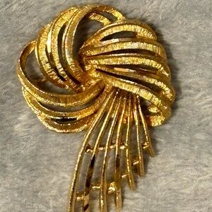 Vintage BSK stamped Gold tone knotted Ribbon Brooch